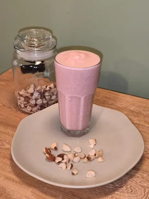 Batido rosado con frutos secos