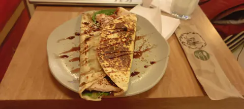 Crepe servido con salsa