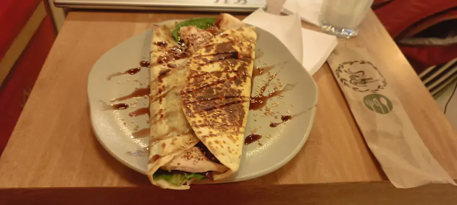 Crepe servido con salsa sobre una bandeja