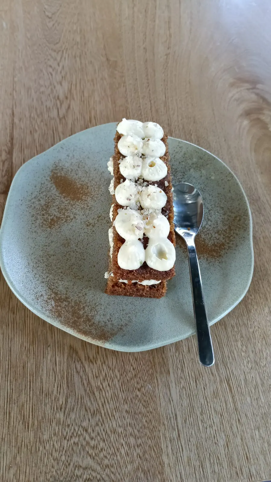 Porción de torta con rodajas de banano